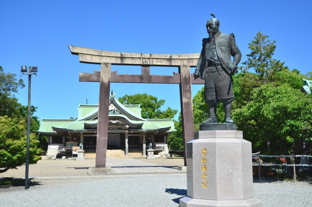 豊国神社の鳥居と豊臣秀吉像
