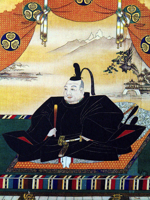 黒い装束で座る徳川家康の肖像画